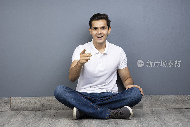 男人盘腿坐在地板上的stock photo